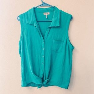 Button down front tie tank